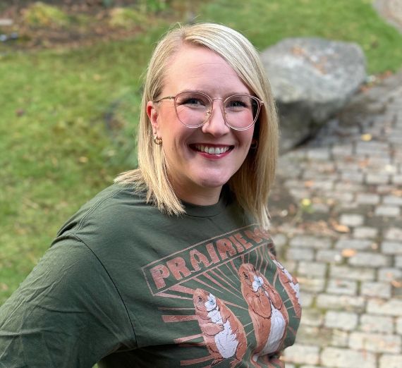 ゴンザガ大学の学生マディソン・ローズが中学生を指導する