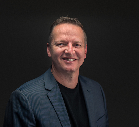 ポディウムの横に座る女性